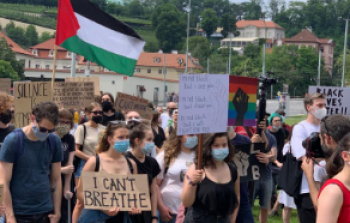 براغ: الجالية الفلسطينية تشارك في تظاهرة تنديد بعنصرية الشرطة الأميركية