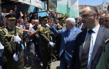 الرئيس عباس يتفقد مخيم الجلزون شمال رام الله