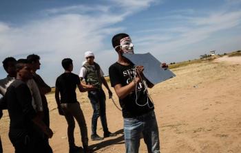 شاب يستخدم مرآة على حدود غزة للتشويش على قناصة جيش الاحتلال