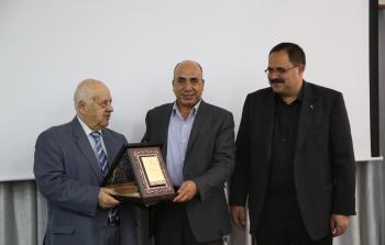 وزير التربية والتعليم العالي صبري صيدم، ورئيس هيئة مكافحة الفساد رفيق النتشة