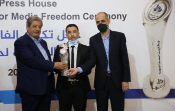 يحيى اليعقوبي خلال تسلمه جائزة بيت الصحافة عن فئة القصة الصحفية للعام 2020