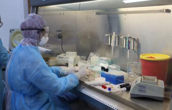 طبيبة من غزة خلال عملها في مواجهة فيروس كورونا