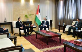 رئيس الوزراء الفلسطيني محمد اشتية، يلتقي المبعوث السويسري لعملية السلام رونالد شتينغر، في رام الله .