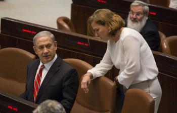 بنيامين نتنياهو رئيس الحكومة الإٍسرائيلية وتسيبي ليفني حيث تعارض إدخال أموال الرواتب لغزة -ارشيف-