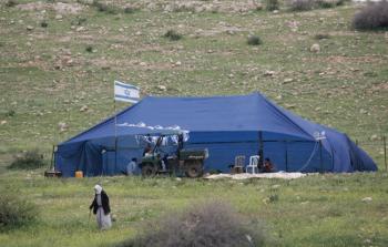 مستوطنون يصعّدون هجماتهم وينصبون خيمة على أراضي بالخليل
