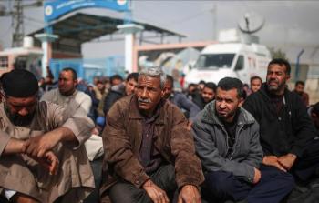 غزيون يؤدون صلاة الجمعة أمام معبر 'ايرز' رفضا للحصار