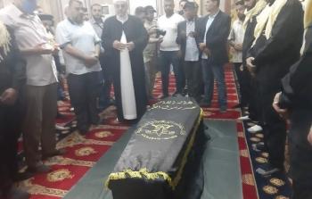 جثمان رمضان شلح خلال أداء صلاة الجنازة عليه في جامع الأكرم بدمشق
