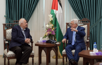  الرئيس الفلسطيني محمود عباس ورئيس لجنة الانتخابات المركزية حنا ناصر - أرشيفية