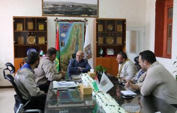 رئيس بلدية غزة يؤكد أهمية تعزيز التعاون مع كافة الفعاليات المجتمعية(1).jpg