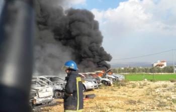 الدفاع المدني يخمد حريقاً في مشطب سيارات بمدنية جنين 