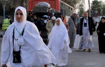 فلسطينيون يتجهزون للسفر لاداء العمرة في السعودية