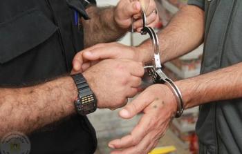 الشرطة تلقي القبض