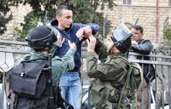 قوات الاحتلال تحتجز مواطنين