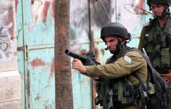 قوات الاحتلال تطلق النار على متظاهرين فلسطينيين - ارشيفية