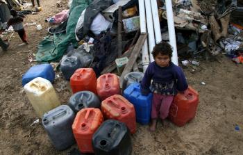 الأسر الفقيرة في غزة تتلقى مساعدات