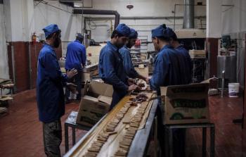 عمال في أحد المصانع في غزة -ارشيف-