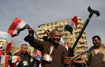 حشد من المواطنين المصريين قرب مركز اقتراع في انتخابات الرئاسة