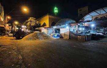 بلدية جنين تغلق سوق الخضار المركزي بالرمال