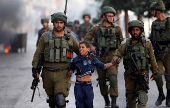 صورة لقوات الاحتلال يعتقل طفل