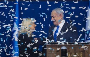نتنياهو وزوجته سارة يحتفلان بالانتصار في الانتخابات الاسرائيلية