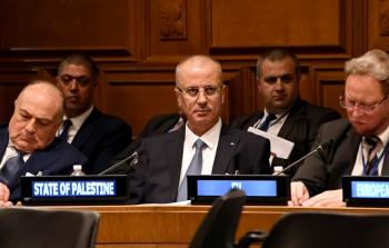 وزير المالية الفلسطيني شكري بشارة إلى جانب رئيس الوزراء رامي  الحمد الله خلال اجتماع المانحين في نيويورك