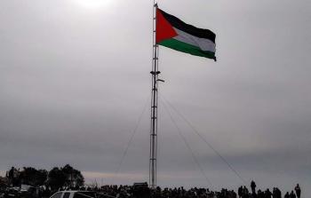 رفع علم فلسطين فوق جبل العرمة المهدد بالاستيلاء جنوب نابلس