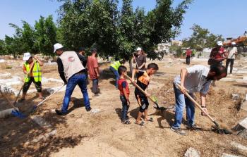 أوقاف وبلدية رفح تنفذان حملة موسعة لتنظيف المقبرة الشرقية بالمحافظة