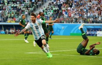 نجم الأرجنتين ليونيل ميسي يحتفل بهدفه الأول في مرمي نيجيريا بمونديال روسيا كأس العالم 2018