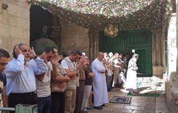 المقدسيون يؤدون صلاة العصر قبالة باب الأسباط أحد أبواب المسجد الأقصى