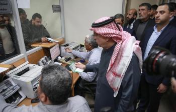 السفير القطري محمد العمادي يتفقد مراكز توزيع المنحة في غزة