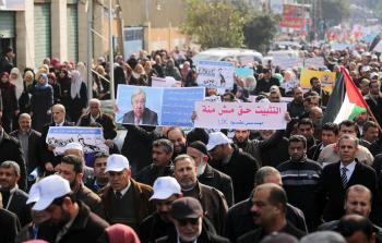 موظفو الاونروا يتظاهرون بغزة احتجاجاً على تقليص الدعم- APA