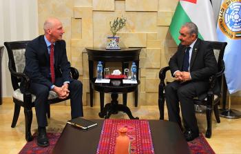 اشتيه لدى استقباله سفير سويسرا لدى فلسطين