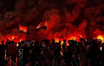 متظاهرون عراقيون يحرقون مقر البرلمان في محافظة البصرة