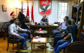 وفد رابطة محبي الأهلي وشخصيات فلسطينية يزور مقر النادي الأهلي المصري