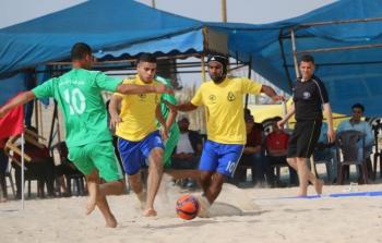 من مباراة شباب جباليا وجمعية الصلاح في دوري كرة القدم الشاطئية في غزة