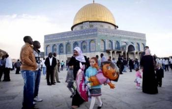 احتفال مواطنين فلسطينين داخل باحات المسجد الأقصى بعيد الفطر السعيد