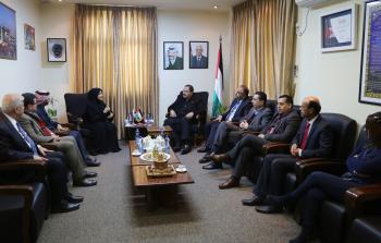 وصول الوفد القطري للتعاقد مع المعلمين الفلسطينيين