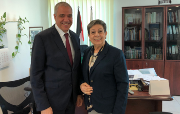 حنان عشراوي مع ممثل الاتحاد الاوروبي