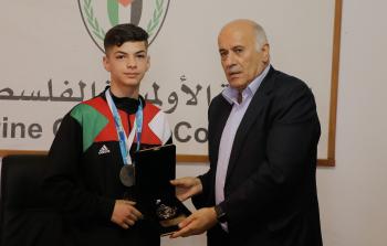 الرجوب يكرّم اللاعب عمر إسماعيل
