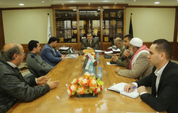  اجتماع موسع شارك فيه رئيس بلدية خان يونس علاء الدين البطة