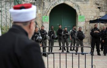 شرطة الاحتلال تمنع المصلين من أداء الصلاة في الأقصى - ارشيف