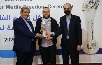 محمود عجور خلال تسلمه جائزة بيت الصحافة عن أفضل صورة صحفية للعام 2020 