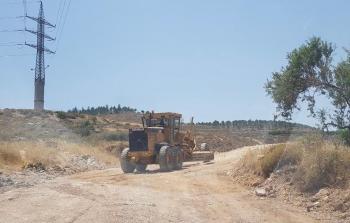 قوات الاحتلال تشرع بتوسعة طريق استيطاني غرب بيت لحم