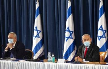 نتنياهو وغانتس خلال اجتماع الحكومة الإسرائيلية، أمس 