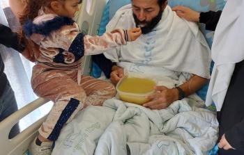 ابنة الاسير ماهر الأخرس تطعم والدها بعد 104 أيام من اضرابه عن الطعام 