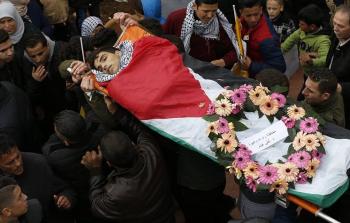 الاحتلال يهاجم جنازة الشهيد مصعب التميمي