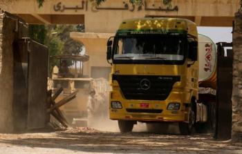 شاحنة وقود تدخل غزة عبر معبر رفح