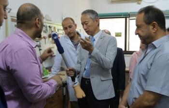 رئيس بلدية غزة يطلع السفير الياباني على آلية عمل مركز الأطراف