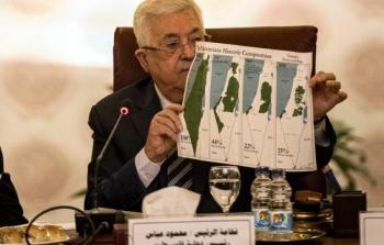 الرئيس عباس يحمل وثيقة  فلسطينية تحدد أكثر من 300 خرق للقانون الدولي بصفقة القرن