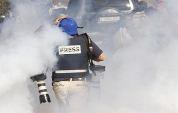 قوات الاحتلال تعتدي على الصحفيين الفلسطينيين